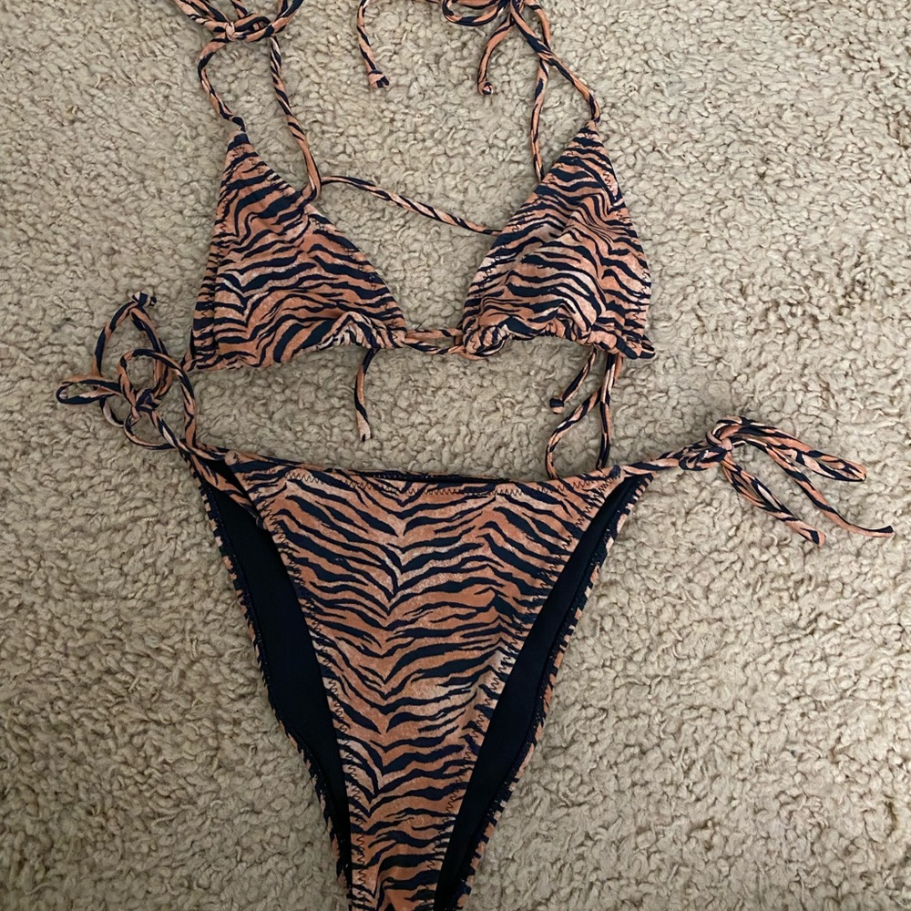 Kendall and Kylie Bikini